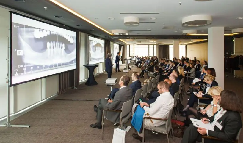 Juan Lara Chao lecturing to an audience of dentists